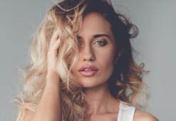 Hoe definieer je je krullend haar? Snelle en makkelijke methodes.