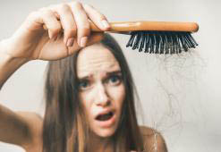 De Oorzaken van Haarverlies. Hoe Boost je Volume en Voorkom je dat het Haar Uitvalt?