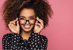 Kapsels te dragen met een bril. Hoe het kapsel af te stemmen op de vorm en kleur van het montuur?