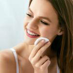 Multi-stappen gezichtsreinigingsroutine. Hoe doe je dat thuis?